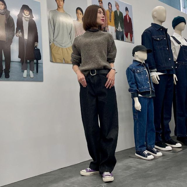 木の実から作ったカポック混 デニムストレートパンツを着たコーデ