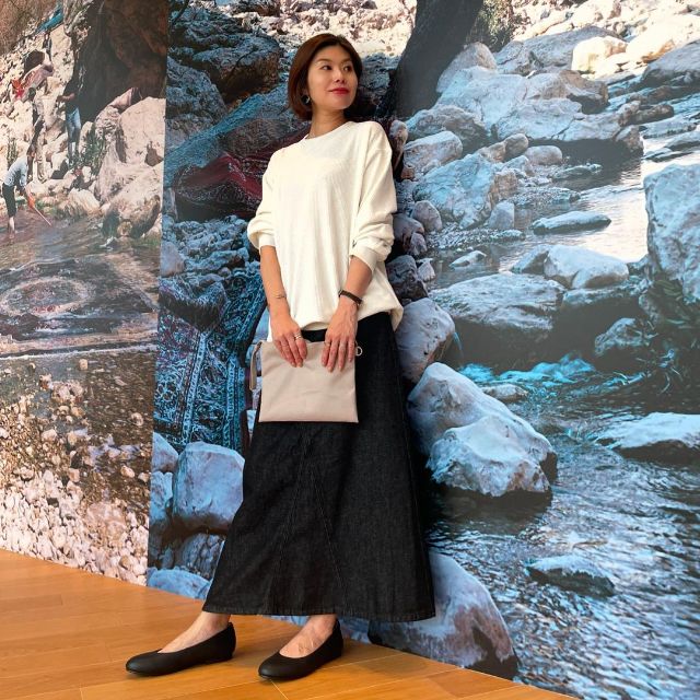 UVカット乾きやすいワッフル長袖Tシャツと木の実から作ったカポック混 デニムＡラインスカートのコーデ