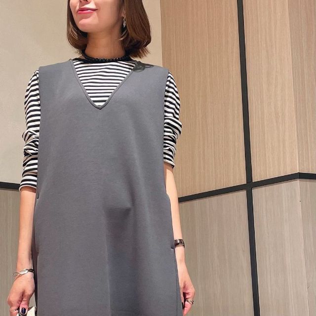 二重編みスウェットジャンパースカートのVネック部分