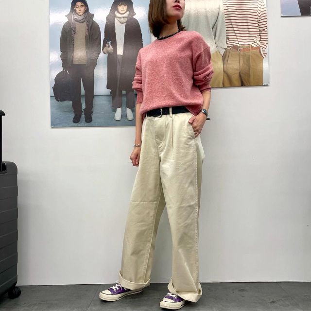 洗えるウールミドルゲージクルーネックセーターと婦人 縦横ストレッチチノタックワイドパンツ 股下長めのコーデ