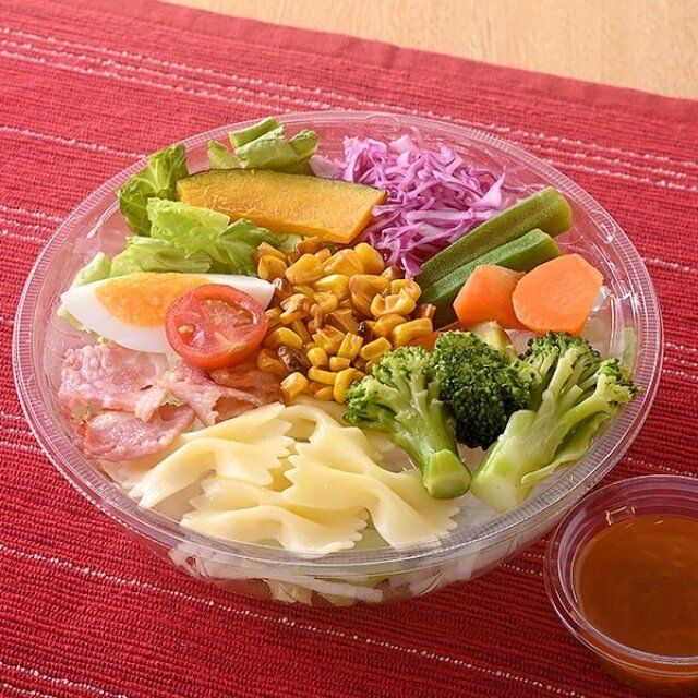 ファミリーマートの食べ応えのある6品目の緑黄色野菜サラダ