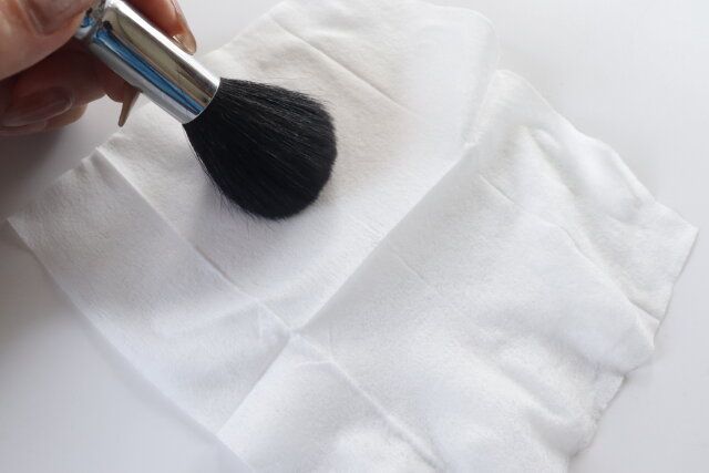ダイソーの＆. メイクブラシクリーナーシート使用例2