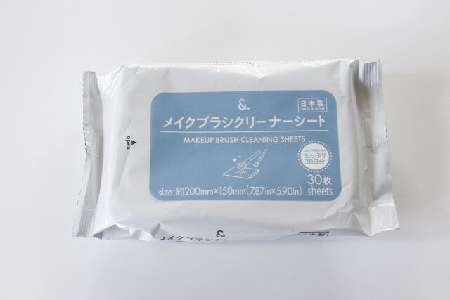 ダイソーの＆. メイクブラシクリーナーシートのパッケージデザイン