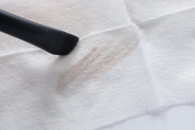 ダイソーの＆. メイクブラシクリーナーシートの使用例