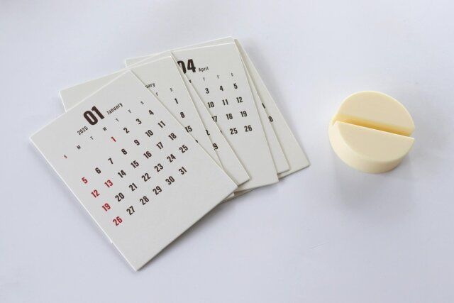 ダイソー シンプル卓上カレンダー（丸型台座タイプ）