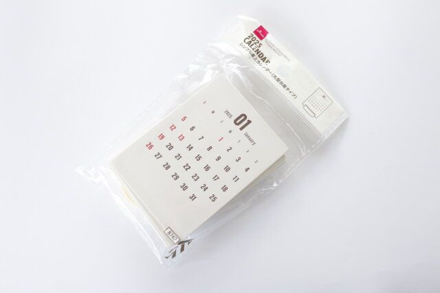 ダイソー シンプル卓上カレンダー（丸型台座タイプ） 2025年