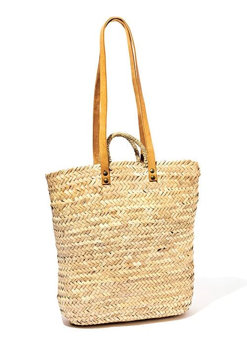 ざっくりした編み地がリゾート気分を盛り上げる。ダブルストラップで持ちやすい。［H40×W35×D14］¥17,600（ケッシュ ル エッセンシャル）