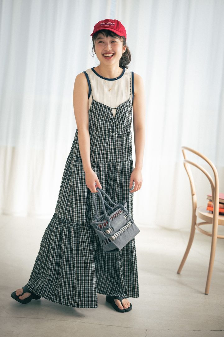 さらっと着られるキャミワンピース。あえてキャップでボーイッシュに味付け！【FUDGE FRIEND おしゃれさんの毎日コーディネート vol.423｜大島花菜】