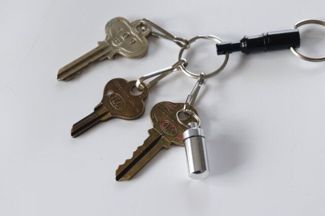 セリアの鍵に付けられる緊急用メモカプセル ミニサイズ