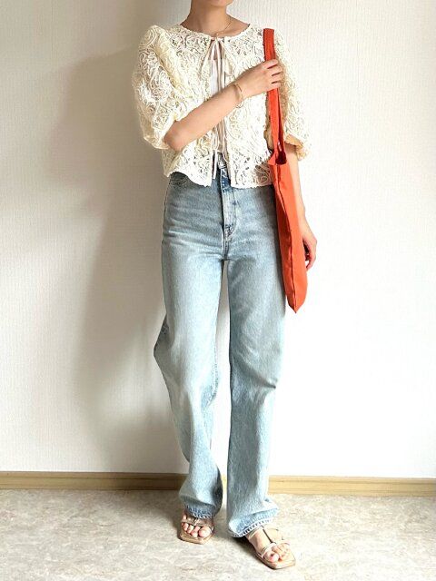 シアーブラウスとオレンジバッグコーデ