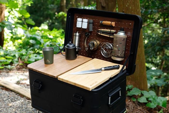 ヴァストランドの包丁まな板セットのLサイズがクーラーボックスの上に置かれている