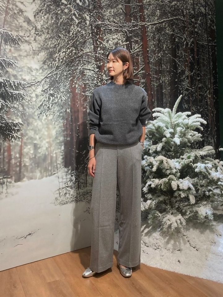 ユニクロ2024秋冬コーデ スフレヤーンのクルーネックセーター