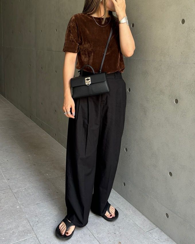 しまむらのブラウンの「シアーベロアTシャツ」×タックワイドパンツ