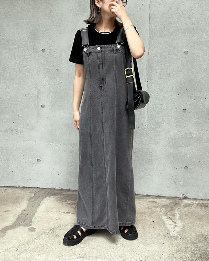 しまむらのブラックの「シアーベロアTシャツ」×ベアトップジャンパースカート