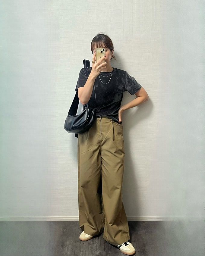 しまむらのグレーの「シアーベロアTシャツ」×ワイドストレートパンツ