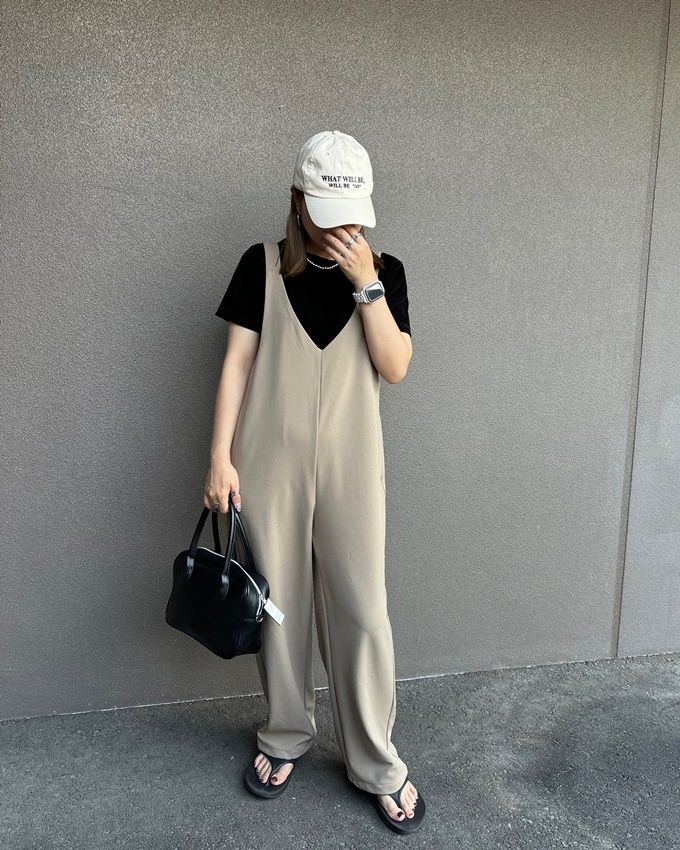 しまむらのブラックの「シアーベロアTシャツ」×サロペットパンツ