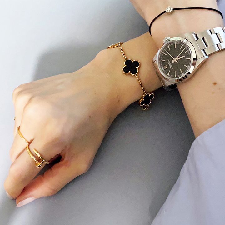 ジュエリー系インフルエンサーの私物でアルハンブラのブレスレットにロレックスの時計やカルティエのリングをあわせた手元コーデ