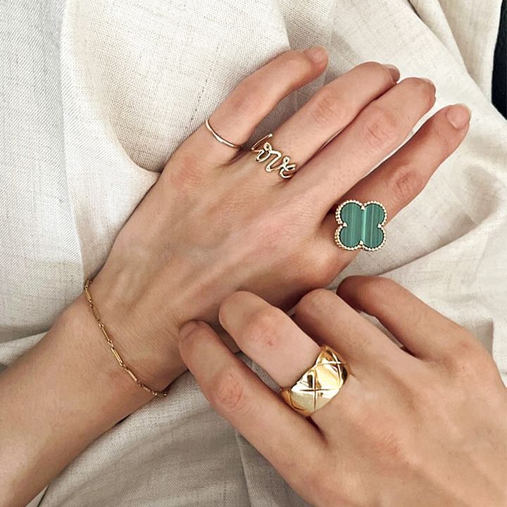 アルハンブラのリングにティファニーのレタリングリングやシャネルのココクラッシュを合わせた手元コーデ