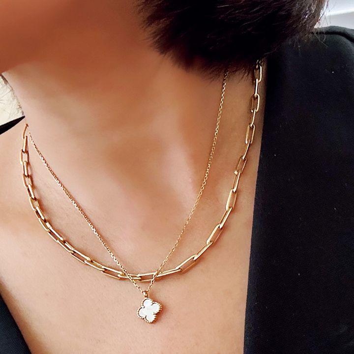 ジュエリー系インフルエンサーの私物でアルハンブラのネックレスにチェーンネックレスを重ね付けしたコーデ