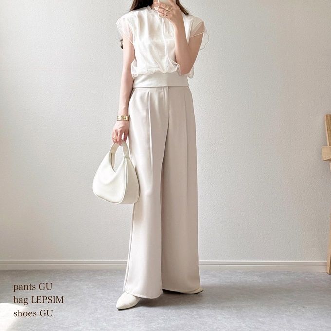 しまむらのアイボリーの「重ねチュールフレンチTシャツ」×ドレープワイドパンツ