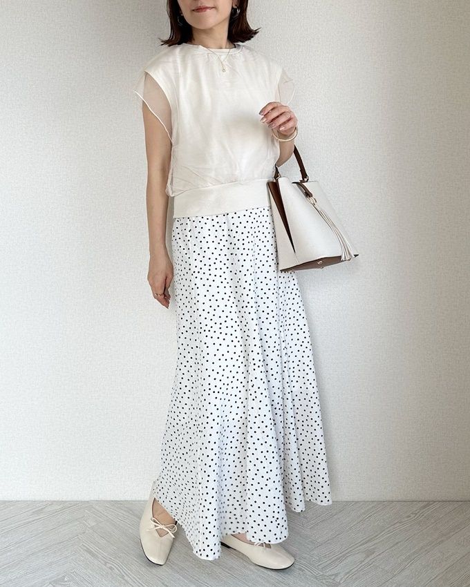 しまむらのアイボリーの「重ねチュールフレンチTシャツ」×ドット柄フレアロングスカート