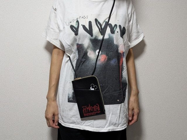 ミッキーマウスポシェット斜め掛けしたところ