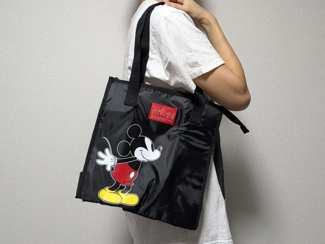 ミッキーマウス保冷バッグ肩にかけたところ