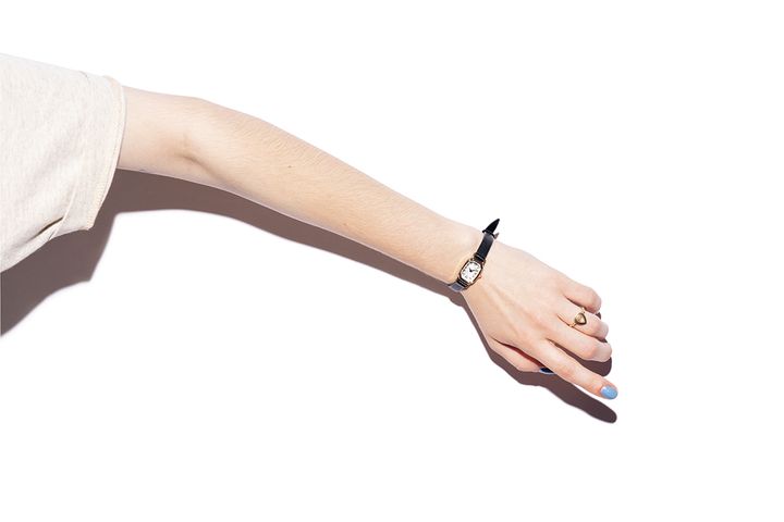 腕時計をした腕