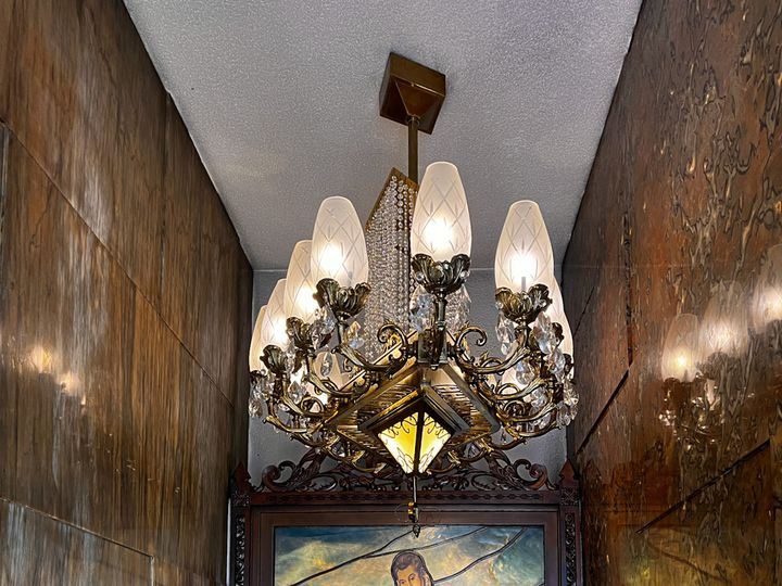 「喫茶 古城」の階段のシャンデリア