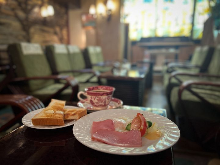 テーブルに並ぶ「珈琲 王城」のモーニングセット