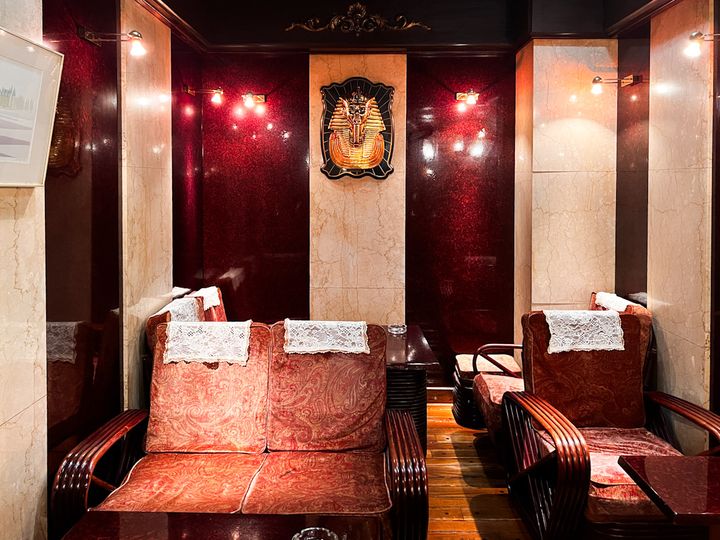 ファラオが飾られた座席