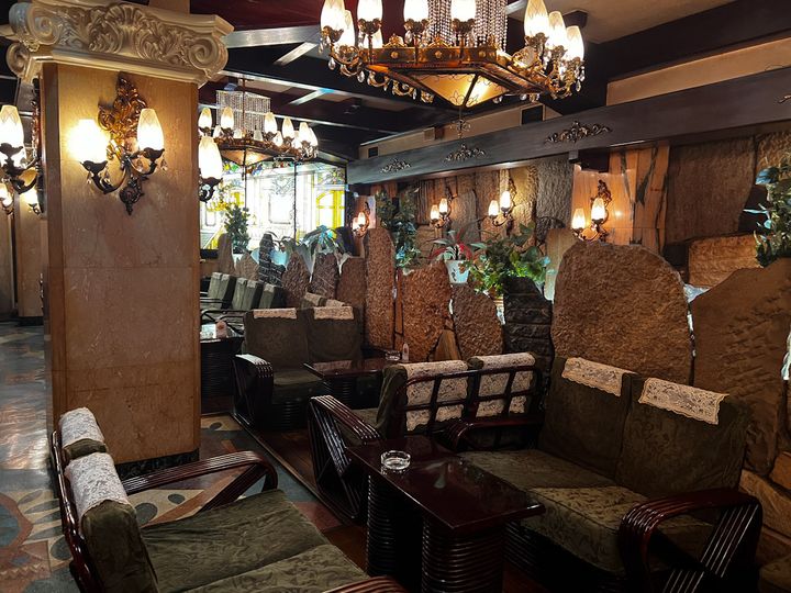 「喫茶 古城」の明るい店内