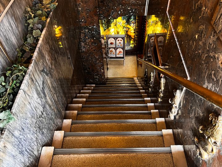 「喫茶 古城」の階段