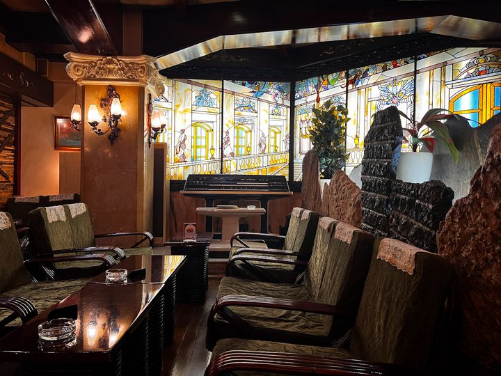 「喫茶 古城」の明るい店内