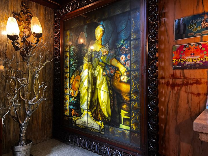 「喫茶 古城」の階段下のステンドグラス