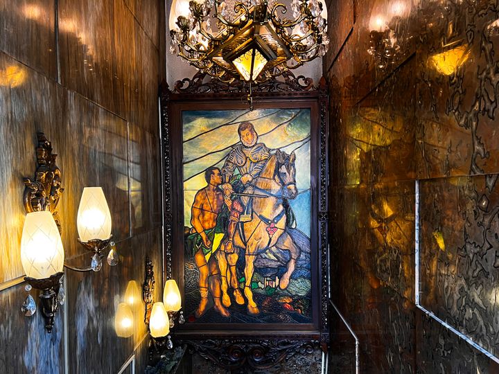 「喫茶 古城」の階段の大きなステンドグラス