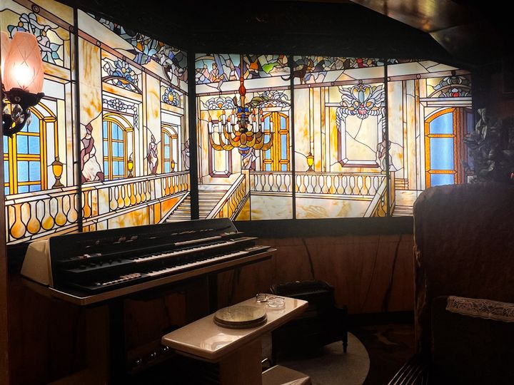 お店の奥のステンドグラス