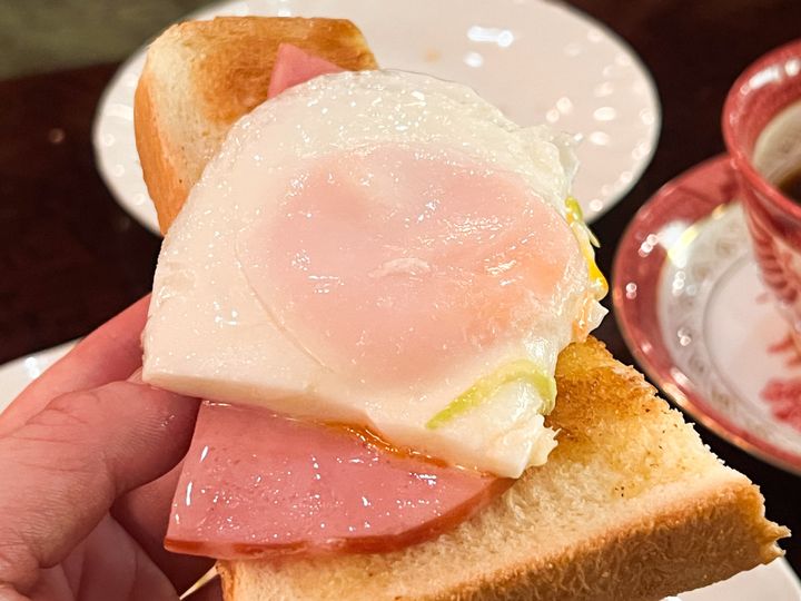トーストにハムと目玉焼きをのせた様子