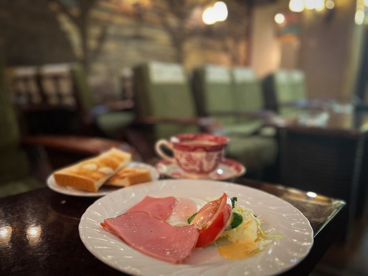 テーブルに並ぶ「珈琲 王城」のモーニングセット