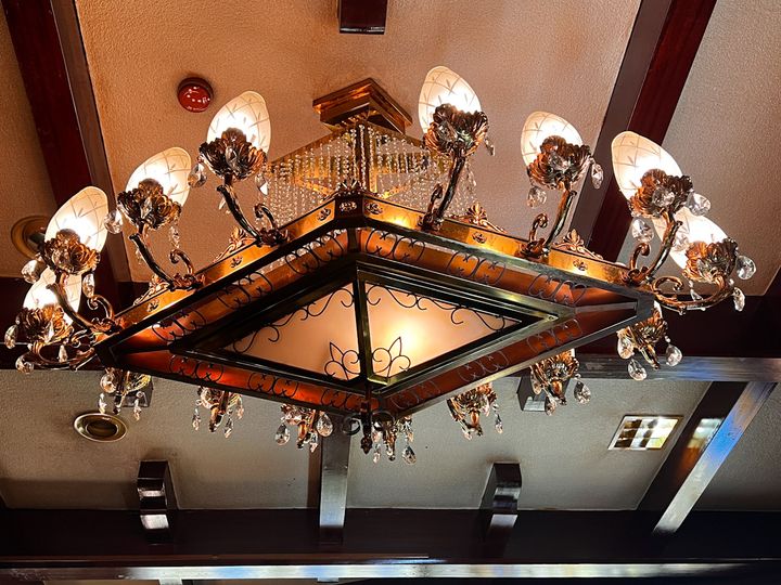 「喫茶 古城」の菱形のシャンデリア