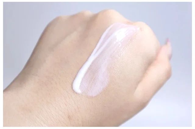 セザンヌ 朝用スキンコンディショナー UVミルクのスウォッチはこちら_1