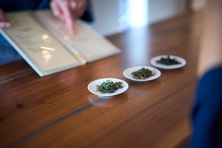 手前から「香駿（こうしゅん）」0,000円、「青桃（あおもも）」1,900円、「ふくみどり」0,000円