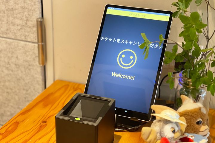 チケットの二次元コードをスキャンして入場。