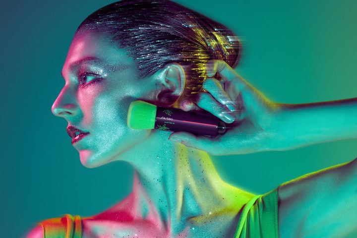 ブラシを手にしているバージョンも煌びやかでセレブレーションムードたっぷり。