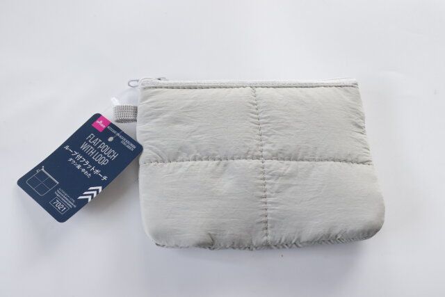 ダイソー ループ付フラットポーチ ダウン風・中わた 商品タグ