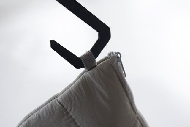 ダイソー ループ付フラットポーチ ダウン風・中わた ループ