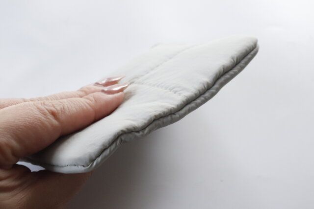 ダイソー ループ付フラットポーチ ダウン風・中わた 厚み