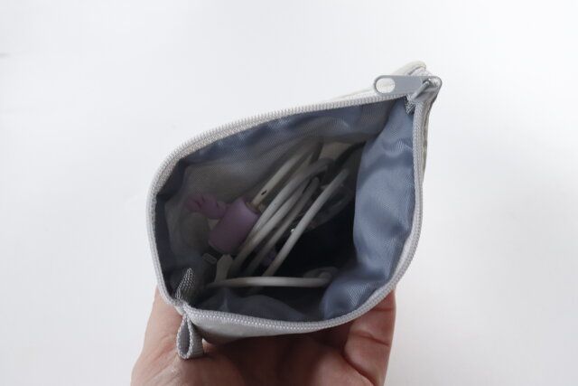 ダイソー ループ付フラットポーチ ダウン風・中わた サイズ感 使用例