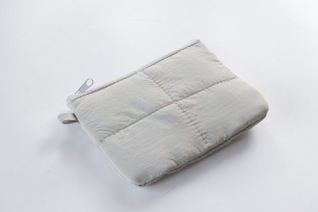 ダイソー ループ付フラットポーチ ダウン風・中わた