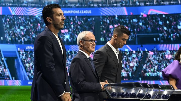 CLの組み合わせが決定！抽選役のロナウドが「めっちゃ退屈そうにボタンを押している」と話題に